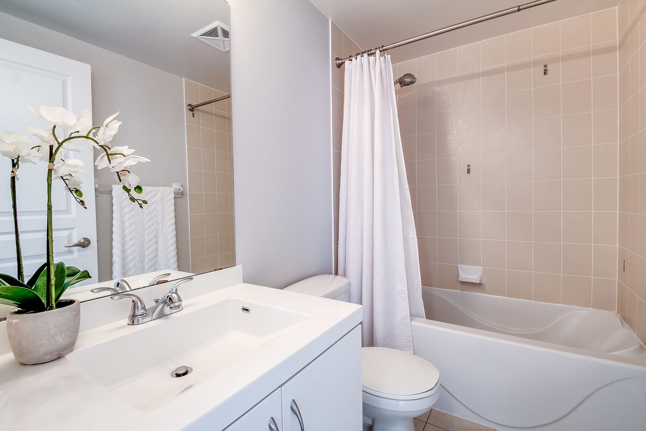 Kabiny prysznicowe: Optymalizacja małych łazienek z nowoczesnymi szklanymi rozwiązaniami w Krakowie